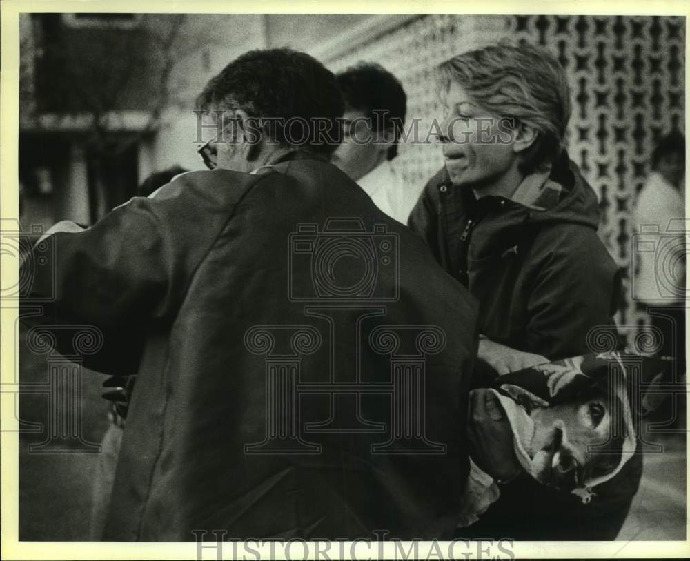 1985 Press Photo Lynn Cuny Loads a Deer at Methodist Hospital - sas19027- Historic Images