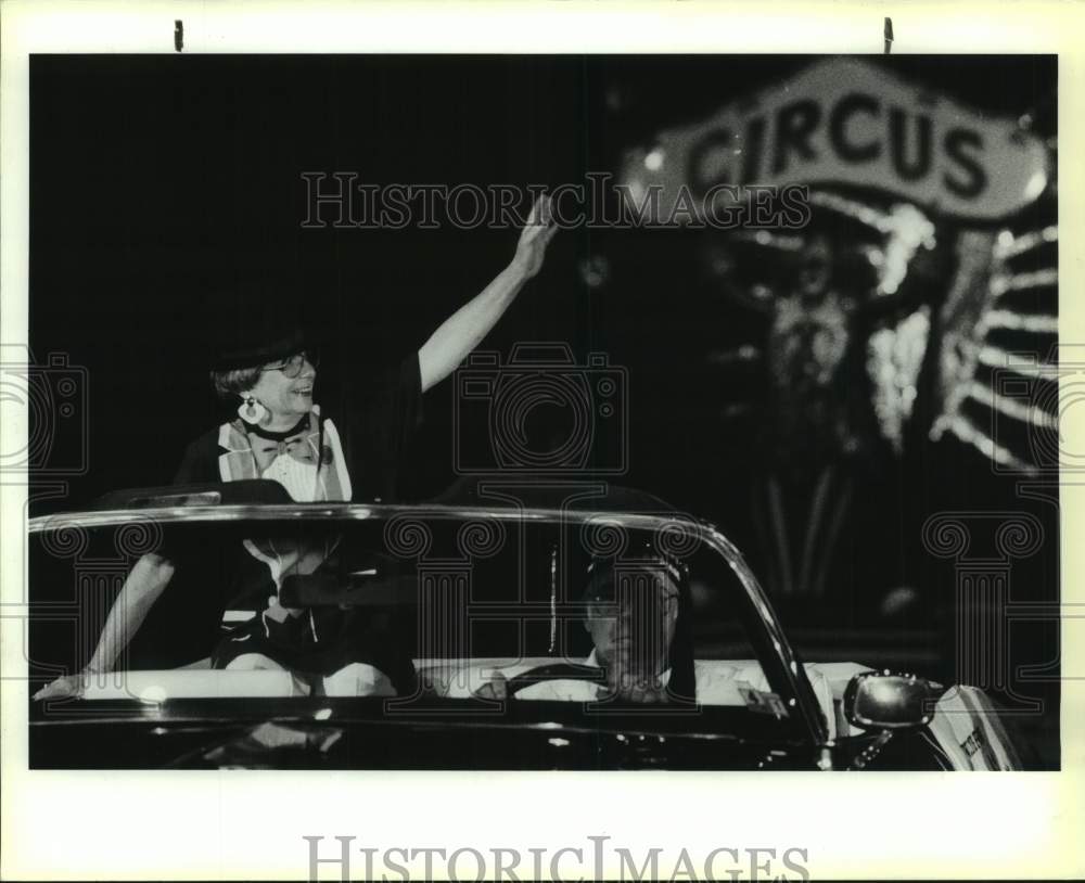 1990 Press Photo E-N Columnist Blair Corning Rides in Shrine Circus Grand Entry- Historic Images