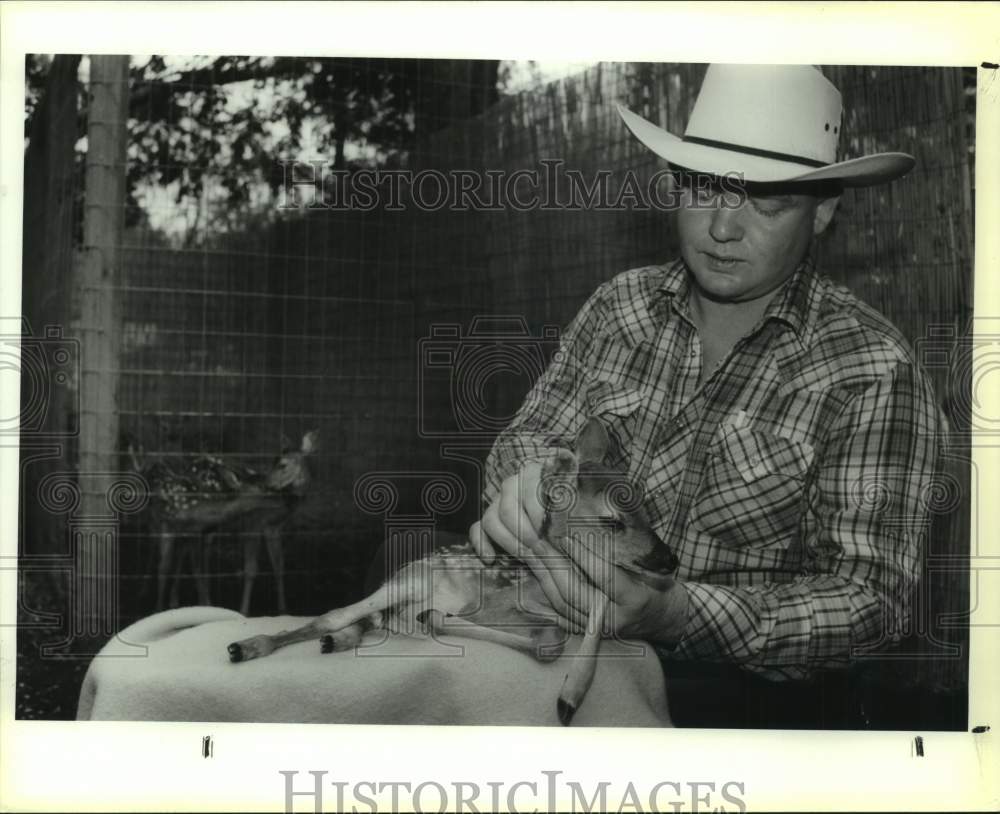 1990 Press Photo Massage Therapist Jimmie Cornelius Massages Fawn - sas19098- Historic Images