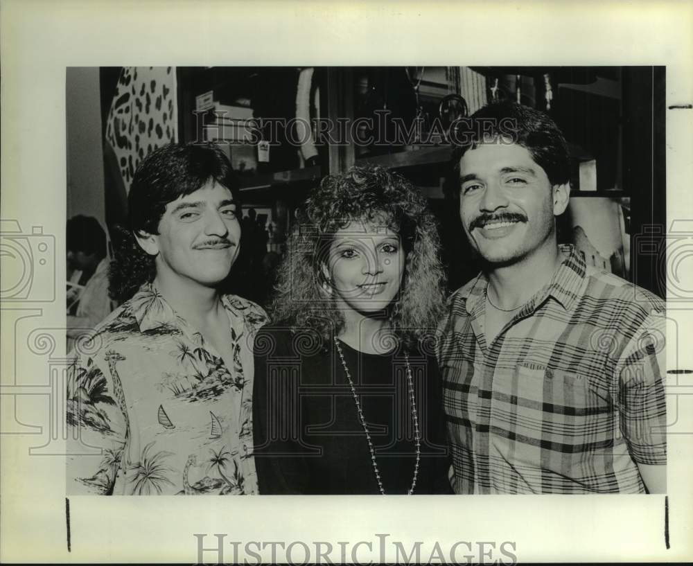 1987 Press Photo Dennis, Theresa &amp; Hector Dehoyas at Tejano Music Awards- Historic Images