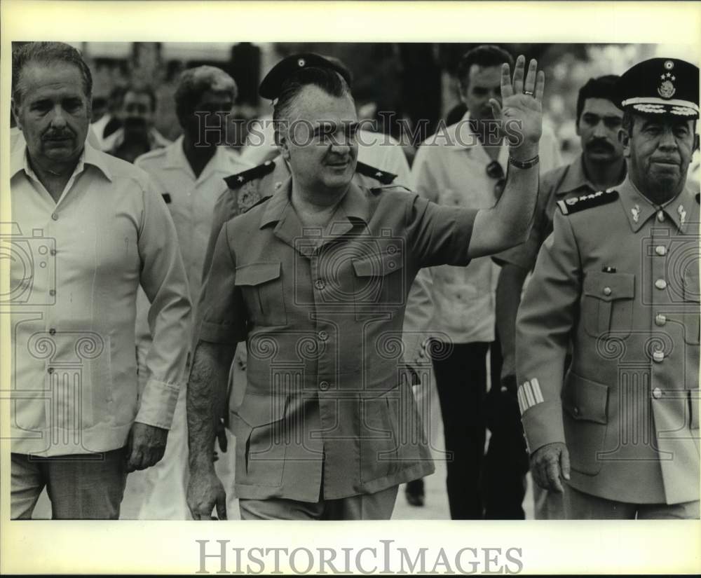 1985 Press Photo President Miguel de La Madrid Escorted to Economic Conference- Historic Images