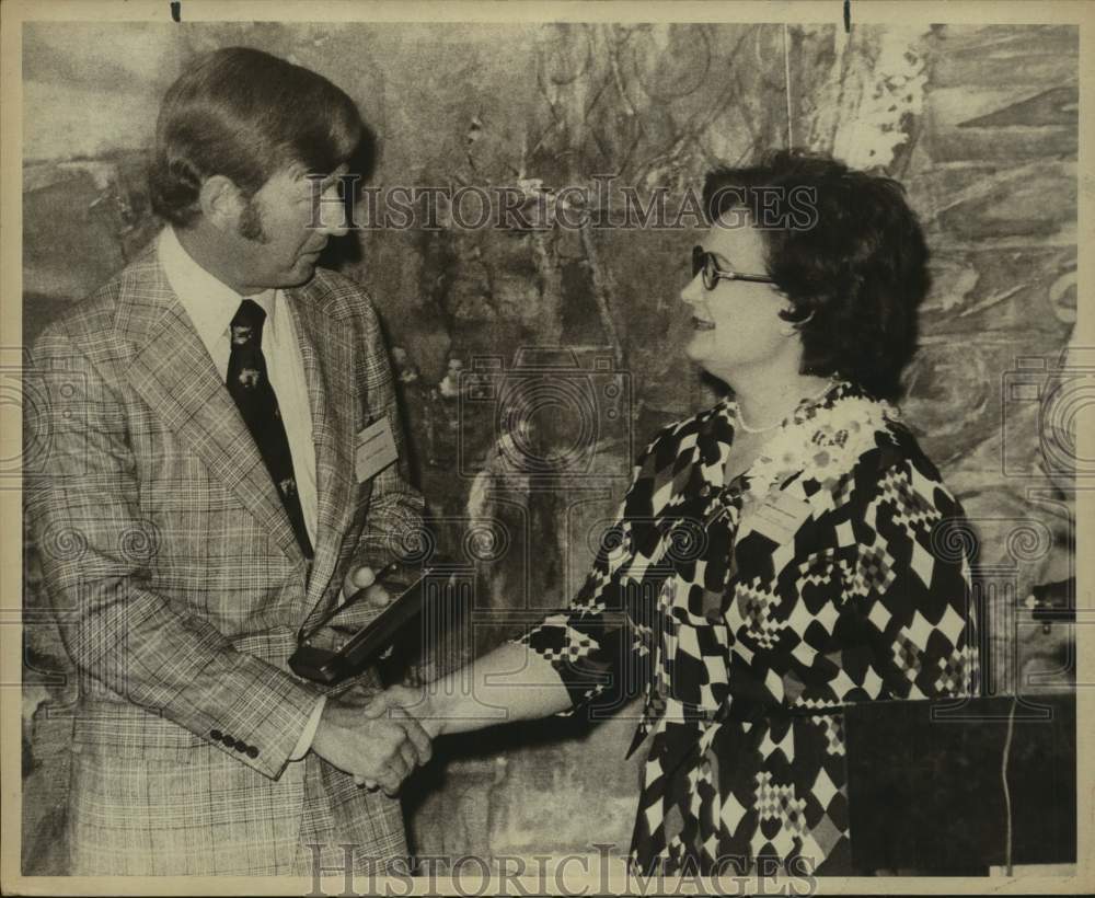 1976 Press Photo Mayor Lila Cockrell Shakes Hands with Man - sas19168- Historic Images