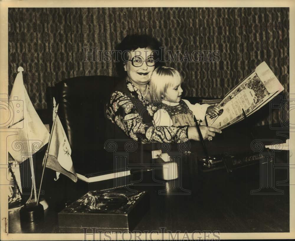 1979 Press Photo Mayor Lila Cockrell & Child Sit Holding a Proclamation- Historic Images
