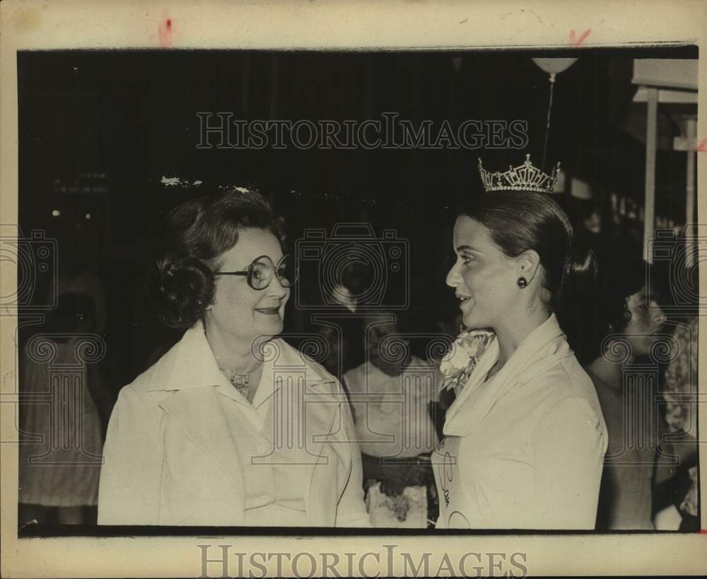 1977 Press Photo Mayor Lila Cockrell and Miss San Antonio - sas19178- Historic Images