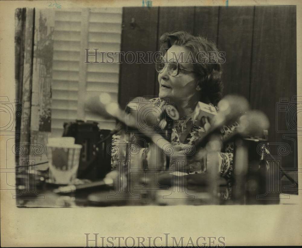 1979 Press Photo Mayor Lila Cockrell Speaks at Desk with Reporters&#39; Microphones- Historic Images