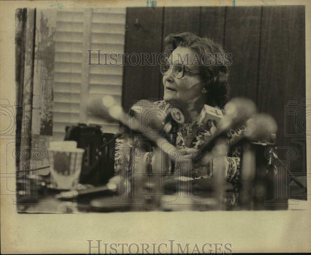 1979 Press Photo Mayor Lila Cockrell Speaks at Desk with Reporters' Microphones- Historic Images