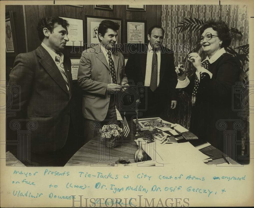 1976 Press Photo Mayor Lila Cockrell Presents Engraved Tie Tacks to 3 Soviets- Historic Images