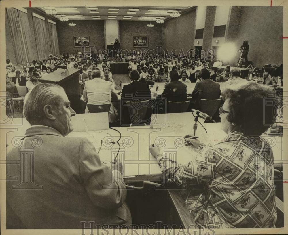 1976 Press Photo Tom Berg Confers with Mayor Lila Cockrell at Meeting- Historic Images