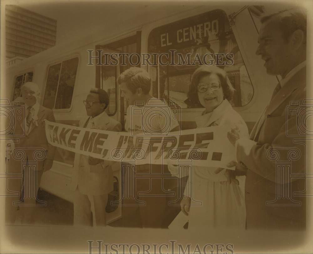 Press Photo Mayor Lila Cockrell & Others with "Take Me, I'm Free" Banner by Bus- Historic Images