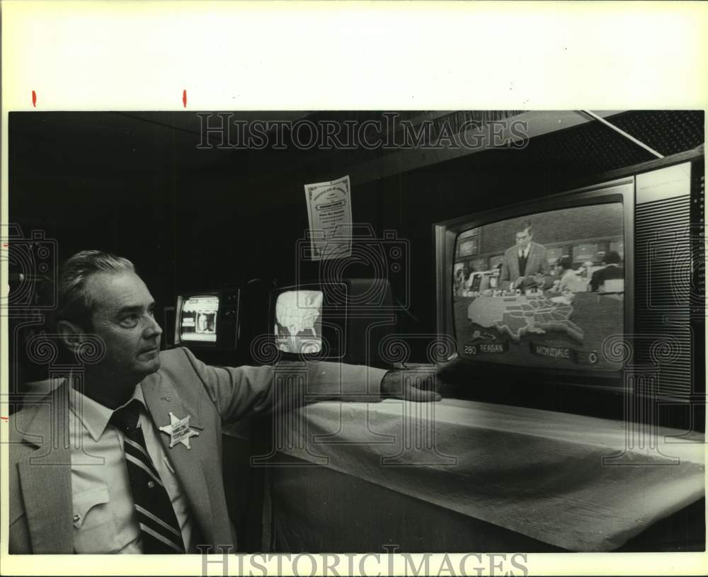 1984 Press Photo Sheriff Harlon Copeland Watches Televised Presidential Results- Historic Images