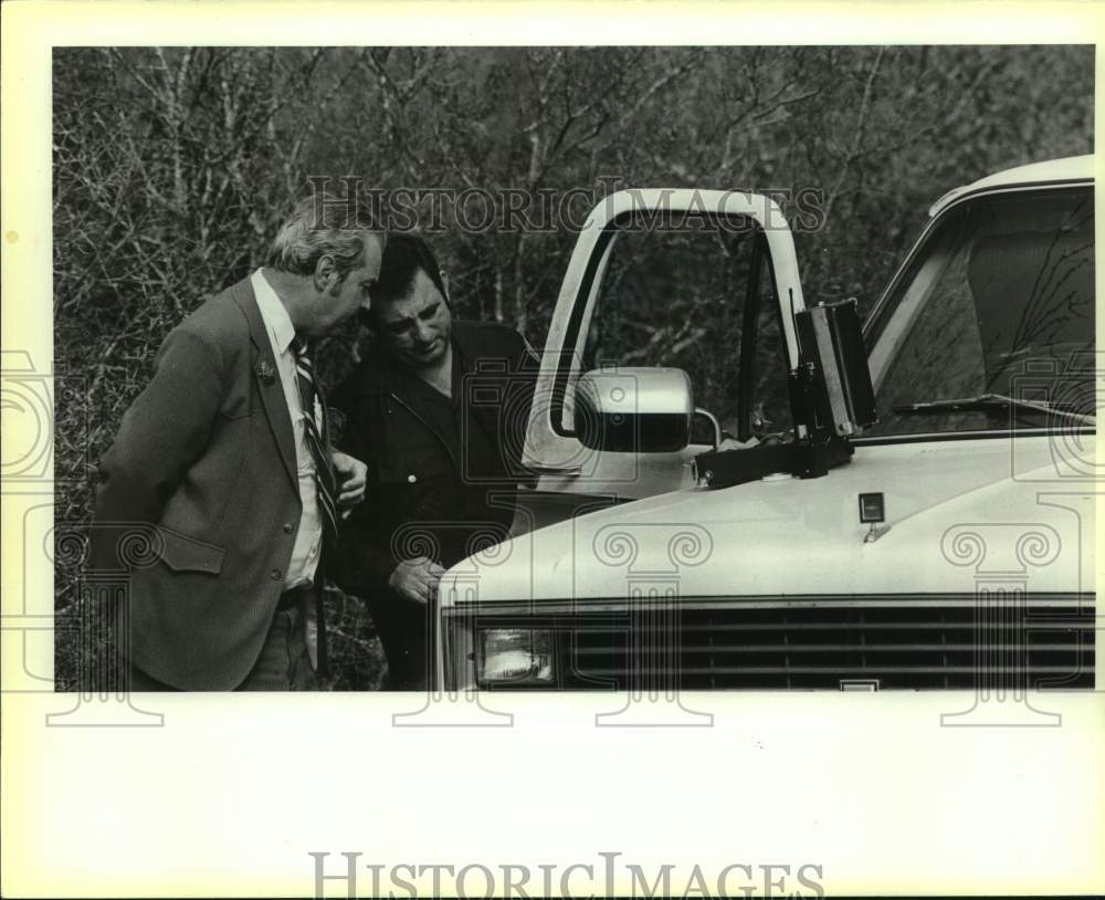 1986 Press Photo Sheriff Harlon Copeland & Investigator Trinidad Noyola by Truck- Historic Images