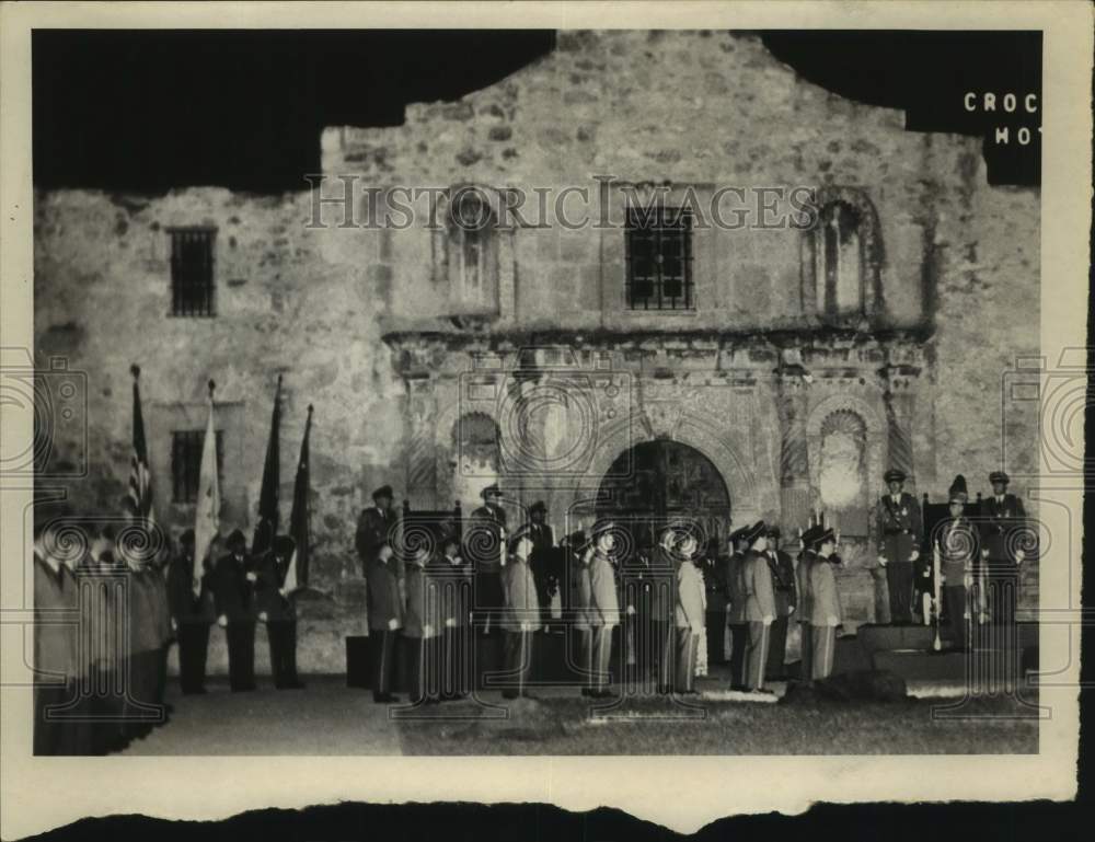 Press Photo Walter Corrigan with New Cavaliers at the Alamo, San Antonio- Historic Images