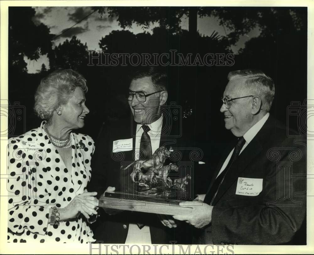 1989 Press Photo Ruth Johnson, Louis De Sabato &amp; Dr. R.B. Cutlip with Sculpture- Historic Images