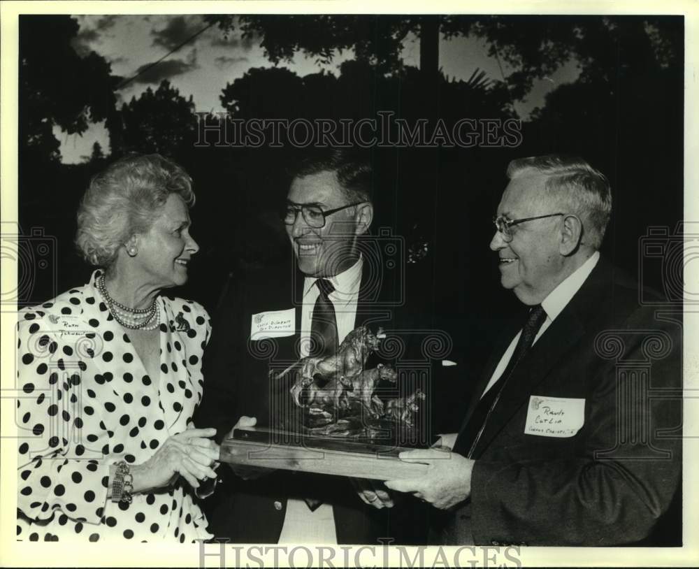 1989 Press Photo Ruth Johnson, Louis De Sabato & Dr. R.B. Cutlip with Sculpture- Historic Images