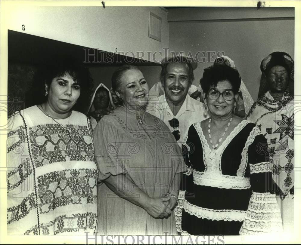 1988 Press Photo Museum of Regional Mexican Costume Reception Attendees- Historic Images