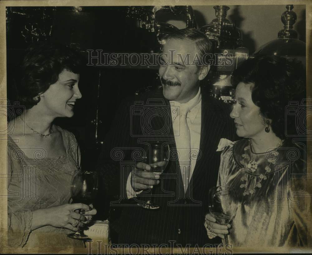 1975 Press Photo Mrs. Henry Willis & Mr. & Mrs. Raymond De Leon at Party- Historic Images