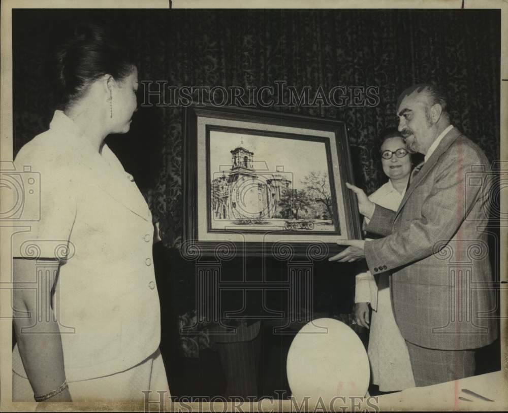 1975 Press Photo Dr. Gino Navarro Diaz De Leon & San Antonio Mayor Lila Cockrell- Historic Images