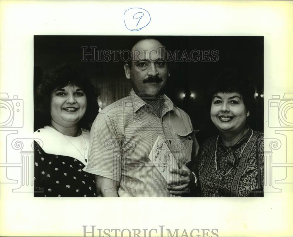 1987 Press Photo Gracie &amp; Conrad De Leon &amp; Alpha Bragg at House Tour - sas19269- Historic Images