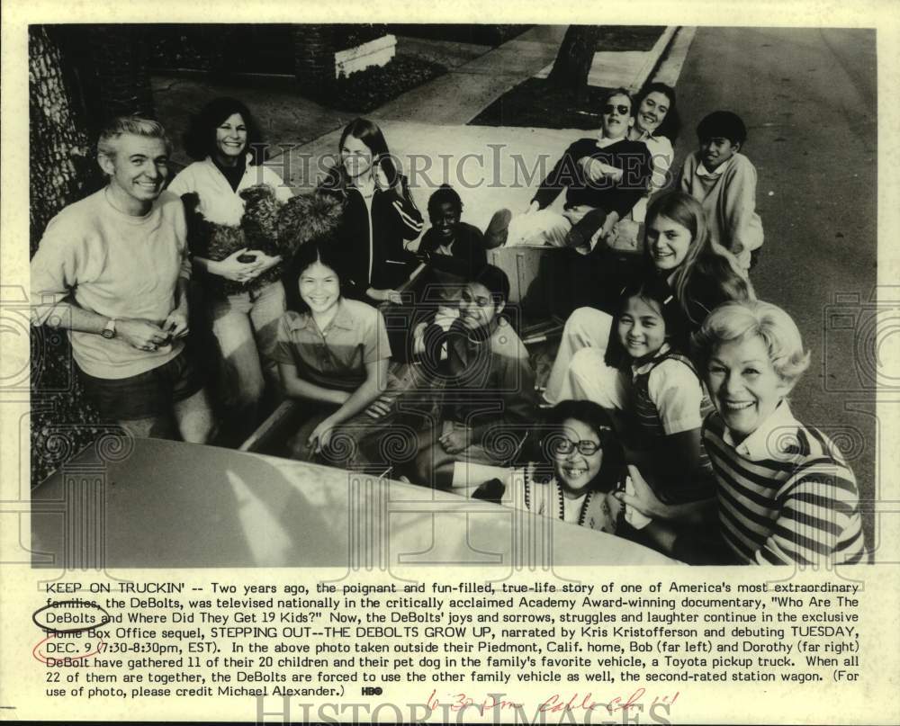 Press Photo Bob & Dorothy DeBolt & 11 Children at Home, Piedmont, California- Historic Images
