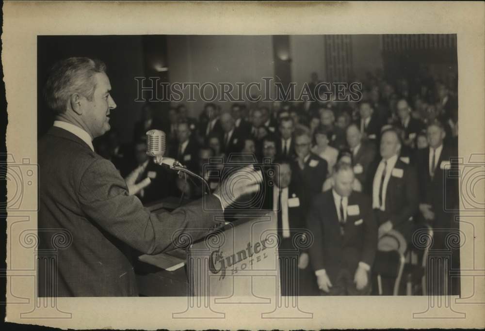 1966 Press Photo Governor John Connally Speaks at Podium at Gunter Hotel- Historic Images