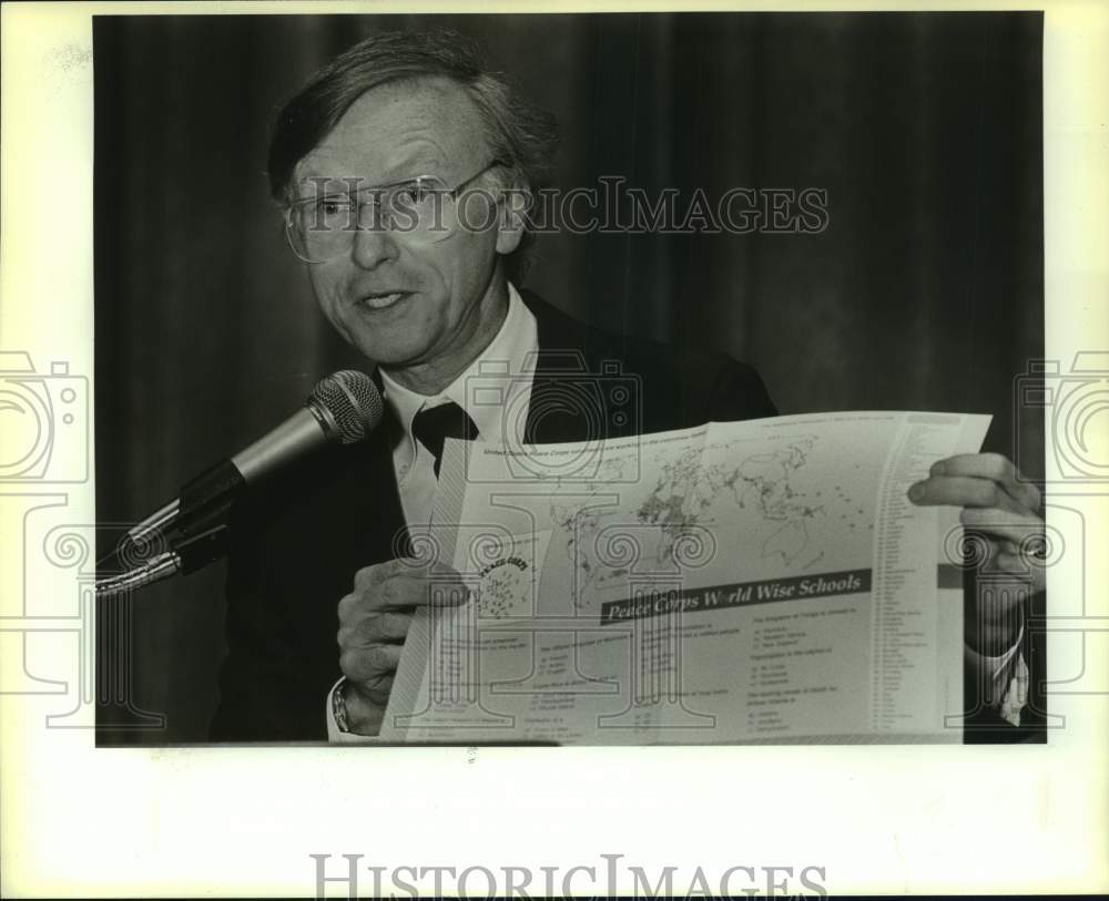 1989 Press Photo Peace Corp Director Paul D. Coverdell at Davis Middle School- Historic Images