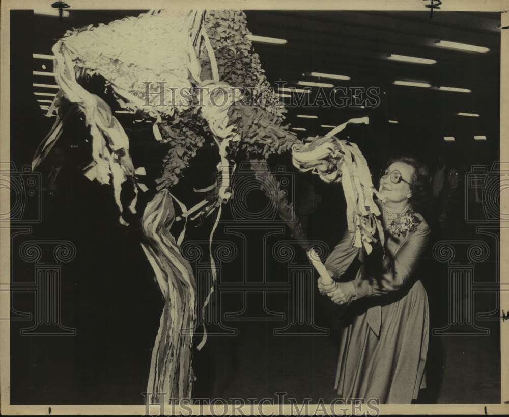 1976 Press Photo Mayor Lila Cockrell Hits a Pinata - sas19322- Historic Images