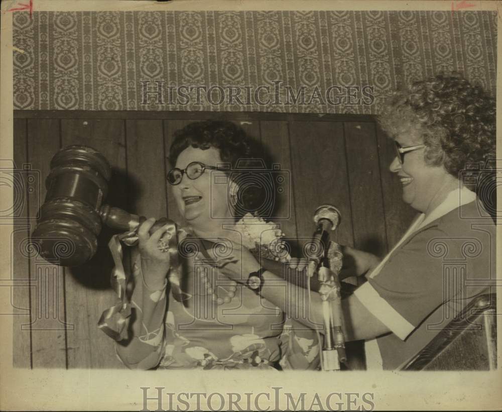 1975 Press Photo Mayor Lila Cockrell & Ginger Dutcher with Large Mallet- Historic Images