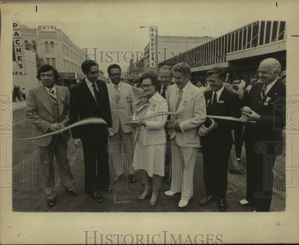 1975 Press Photo Mayor Lila Cockrell & City Council Members Cut Ribbon- Historic Images