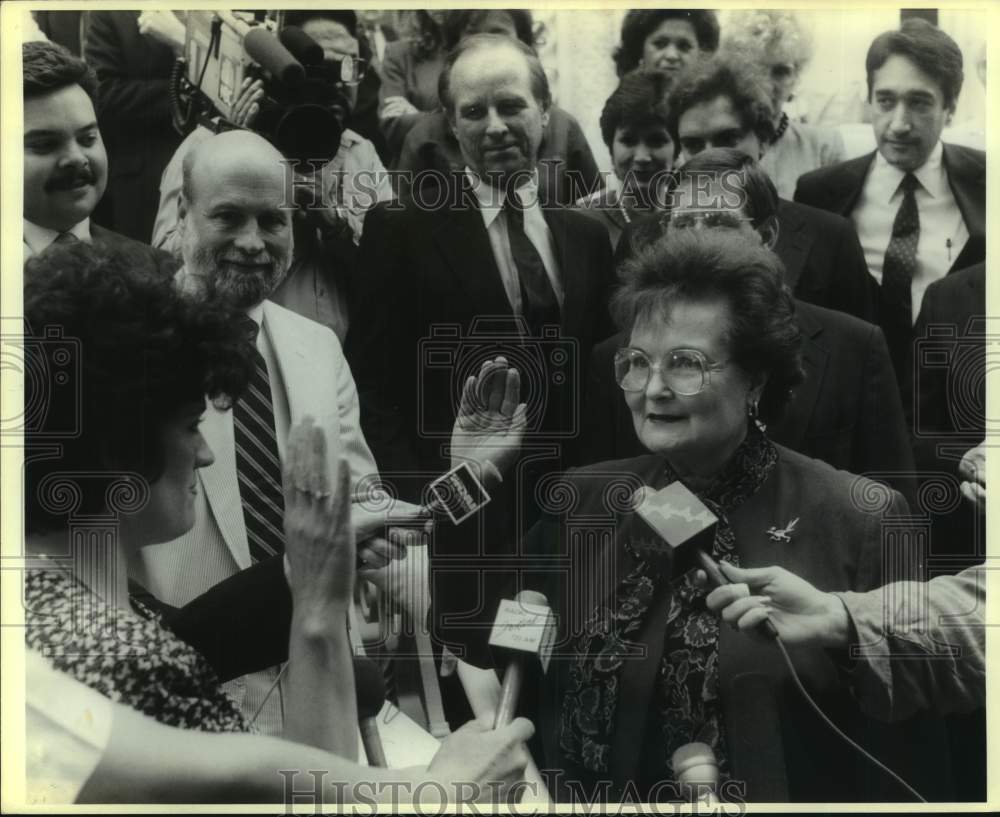 1989 Press Photo San Antonio Mayor Lila Cockrell is Sworn In on City Hall Steps- Historic Images