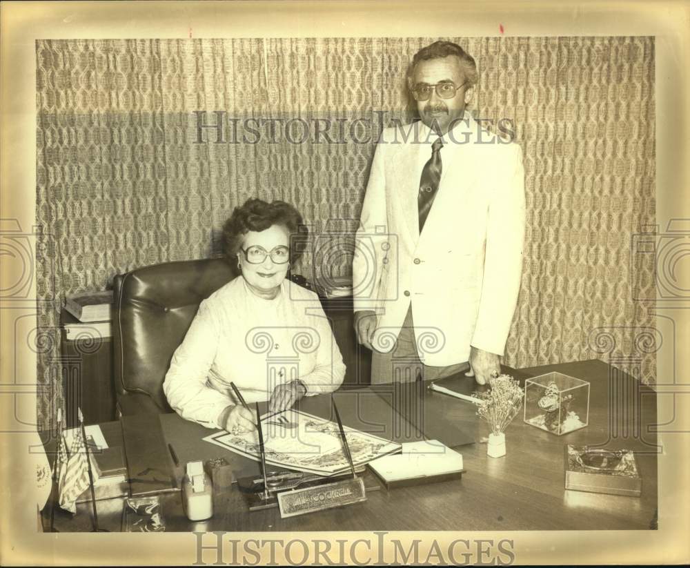 1979 Press Photo San Antonio Mayor Lila Cockrell &amp; Unidentified Man at Desk- Historic Images