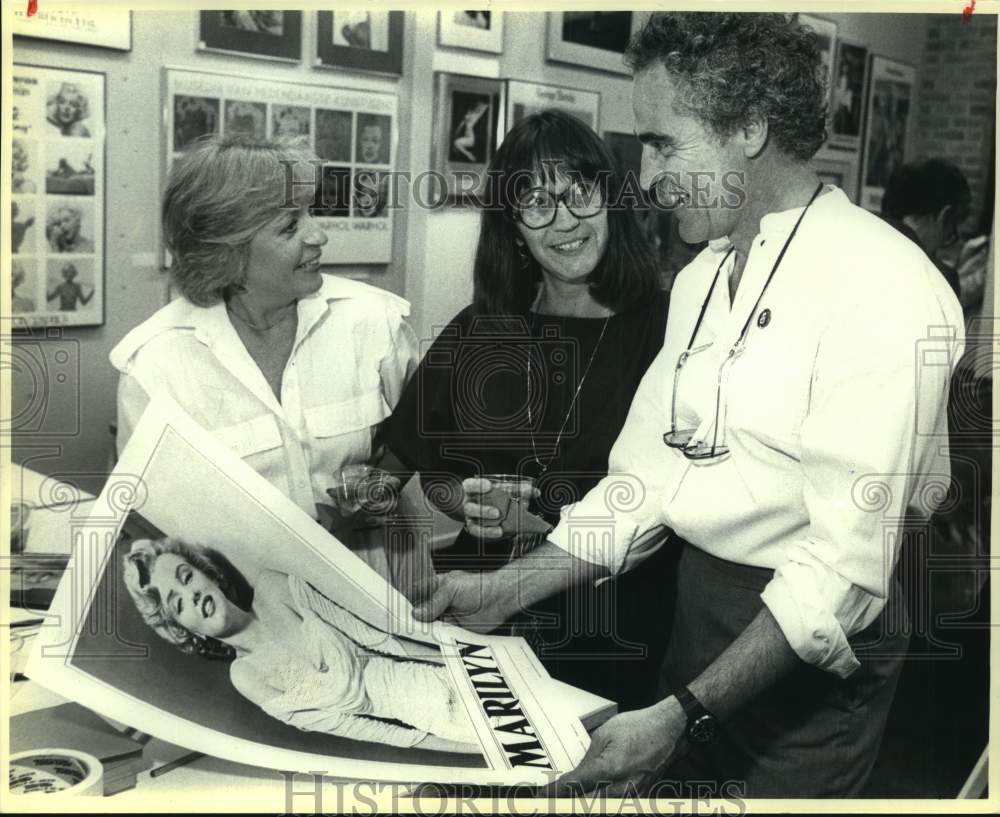 1984 Press Photo Sonia Bencivenga, Carol Soesbe & Richard Conn at Conn Graphics- Historic Images