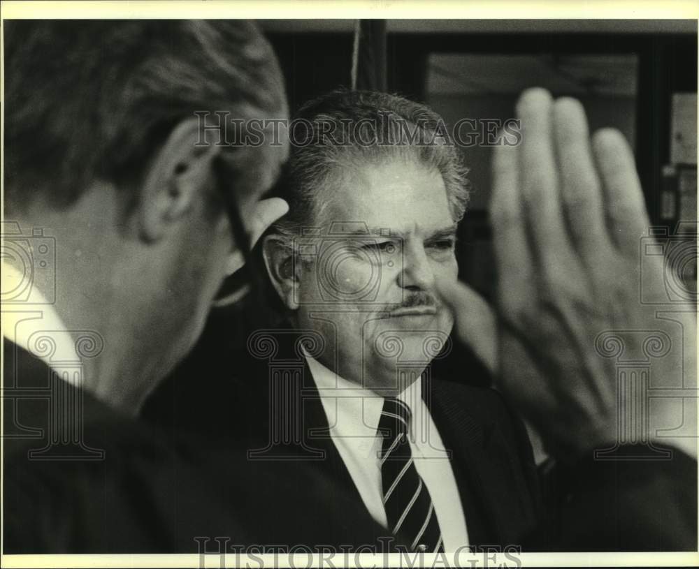 1986 Press Photo Alfonso Chapa Is Sworn In by Associate Justice Franklin Spears