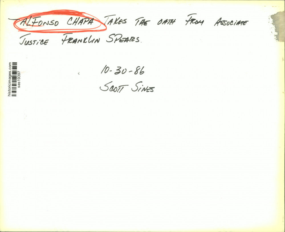 1986 Press Photo Alfonso Chapa Is Sworn In by Associate Justice Franklin Spears