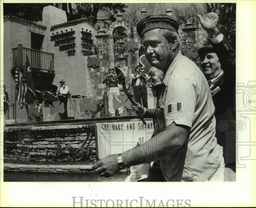 1987 Press Photo Sheriff Harlon Copeland Dyes the Arneson River from Float- Historic Images