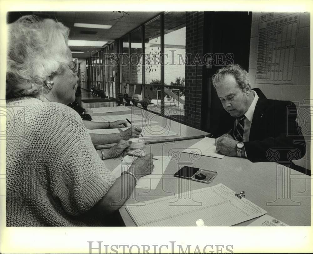 1988 Press Photo Sheriff Harlon Copeland at Colonies North Elementary School- Historic Images