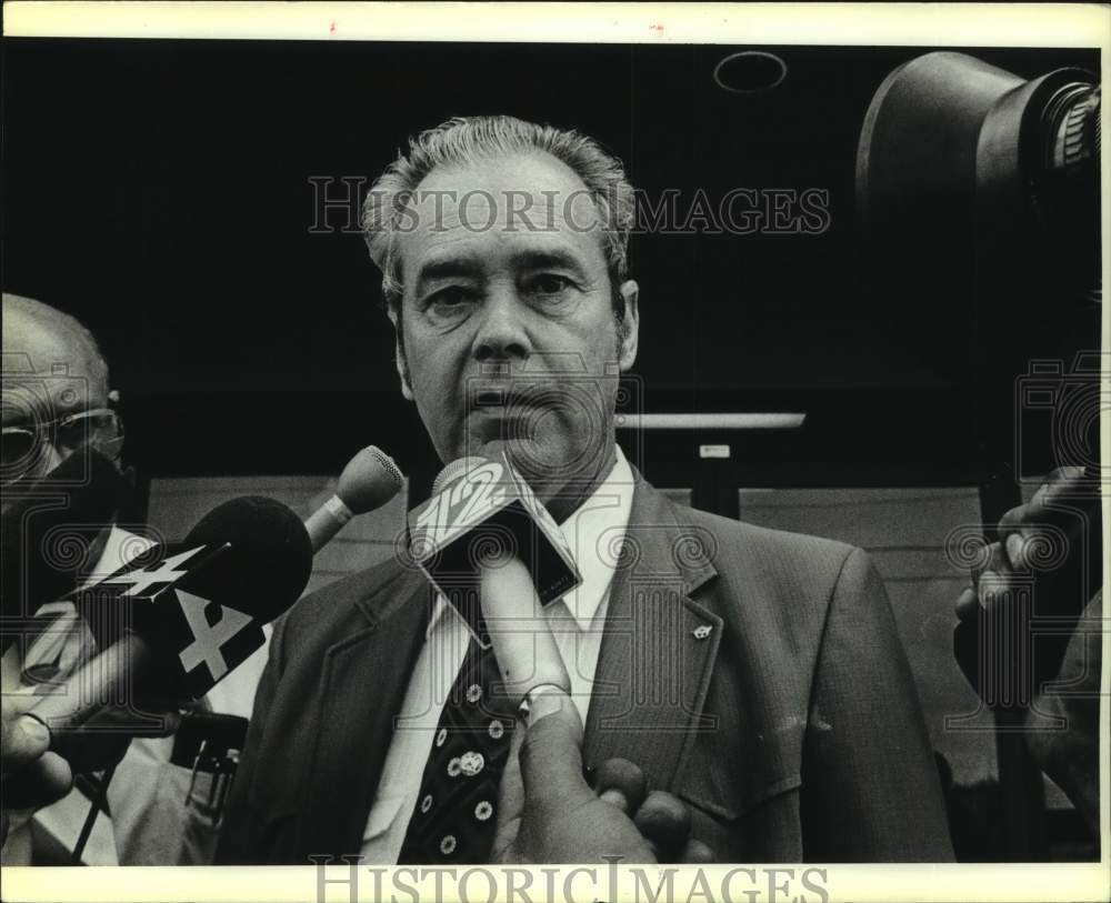 1985 Press Photo Sheriff Harlon Copeland at Leon Valley Bank Robbery - sas19428- Historic Images