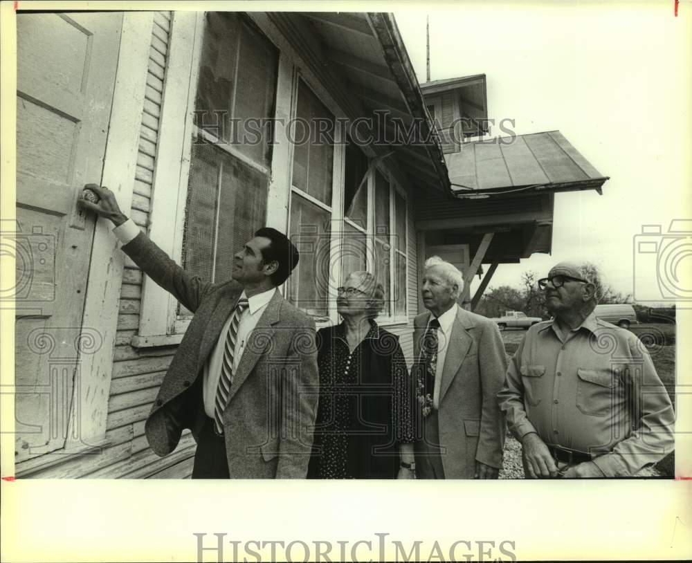 1983 Press Photo Anthony B. Constanzo &amp; Boldville Schoolhouse Teacher &amp; Students- Historic Images