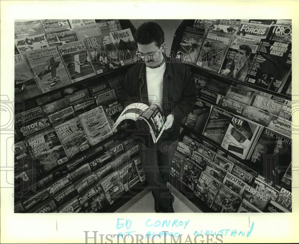 1987 Press Photo Ed Conroy Among Magazine Shelves - sas19438- Historic Images