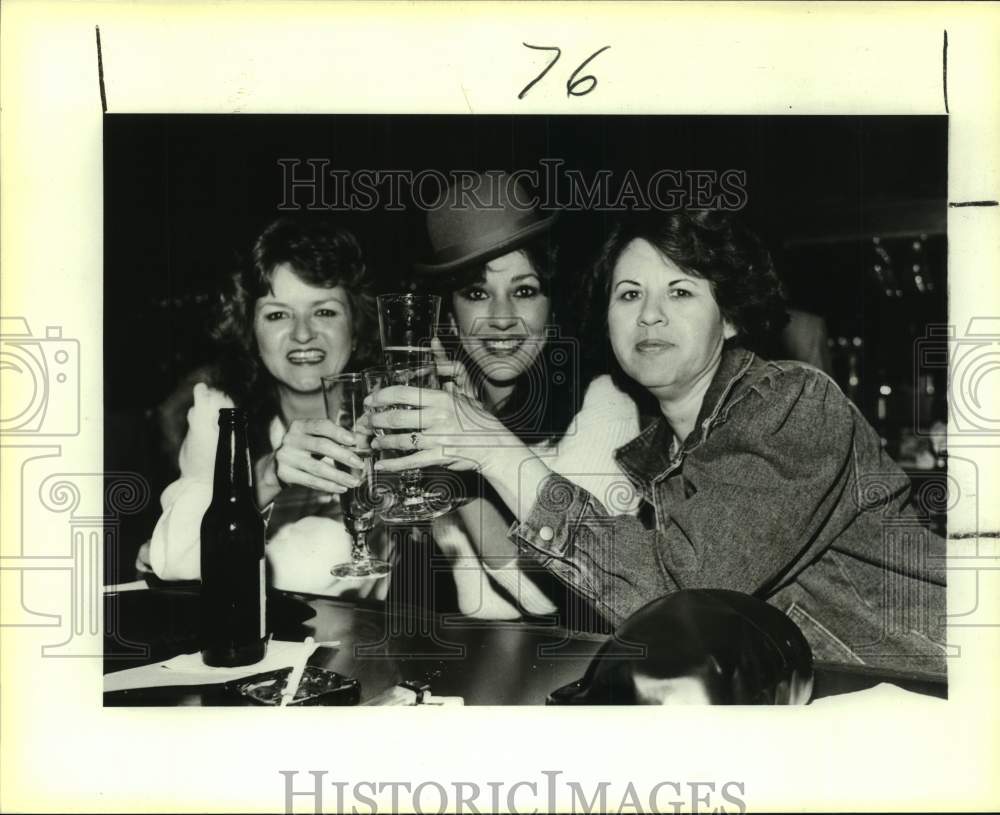 1987 Press Photo Ellen Borrega, Irene Delgado &amp; Mary Jay Toast Green Beer- Historic Images