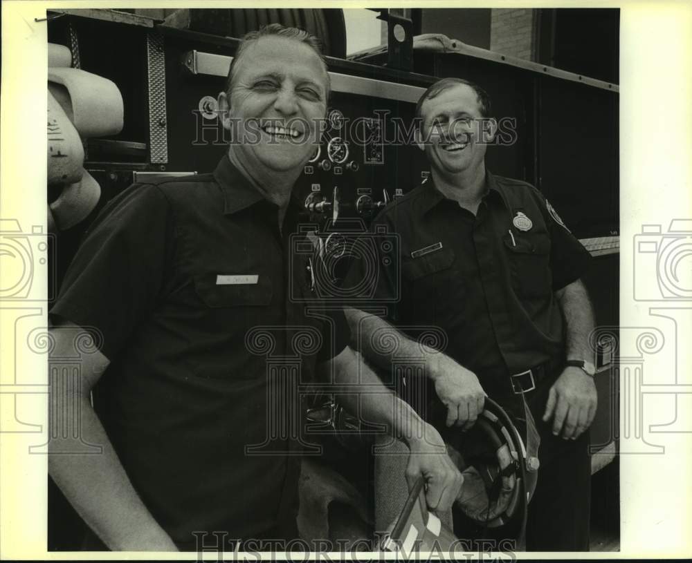 1988 Press Photo Lieutenant Henry DeCock & Victor Keilman Jr. at Fire Station 44- Historic Images