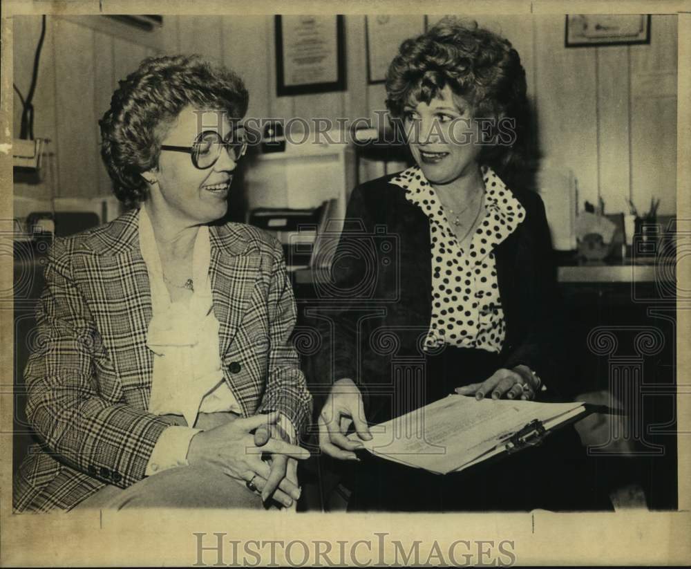 1981 Press Photo Ester Curnertt & Helen Baker at 126 Five Oak - sas19537- Historic Images