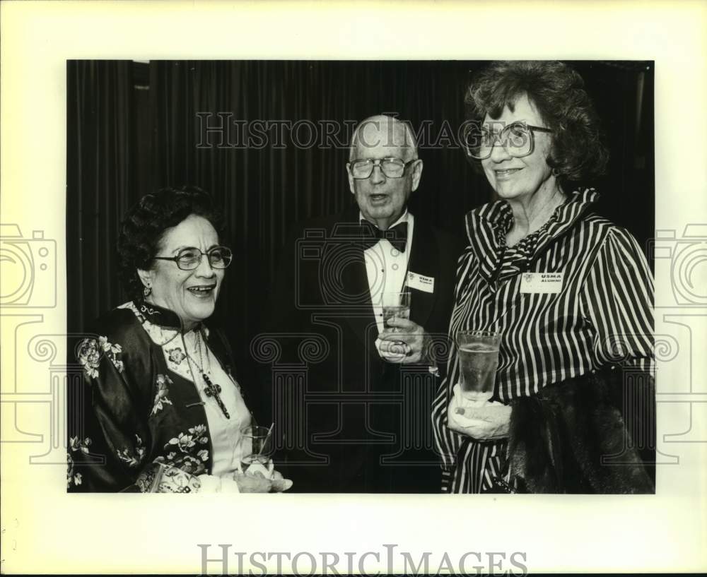 1985 Press Photo Dora Due & Colonel Fredric & Catherine Cook at Ft. Sam Houston- Historic Images