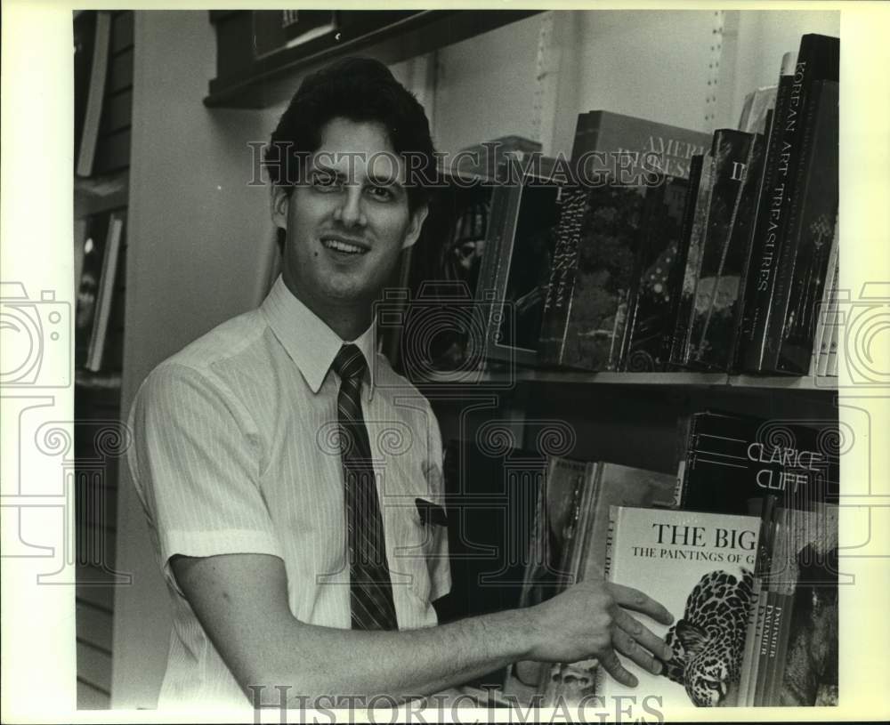 1988 Press Photo Rivercenter Brentano&#39;s Bookstore Manager Paul Comer - sas19612- Historic Images