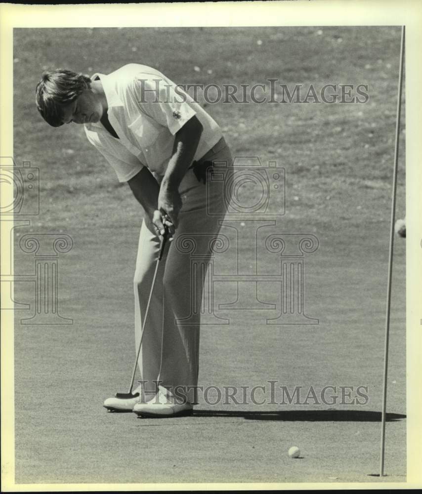 1984 Press Photo Golfer Bobby Wadkins Putting on the Green - sas19757- Historic Images