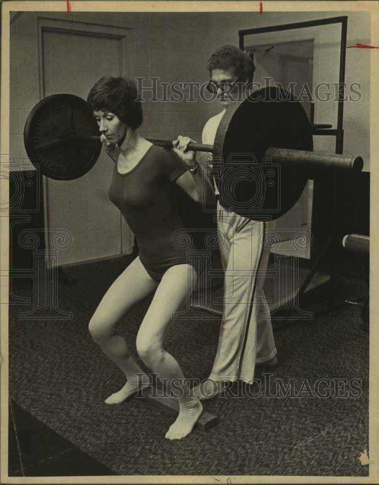 1979 Press Photo Mr. Texas Health Club Co-Owner Bee Gonzales &amp; Spotter Lifting- Historic Images