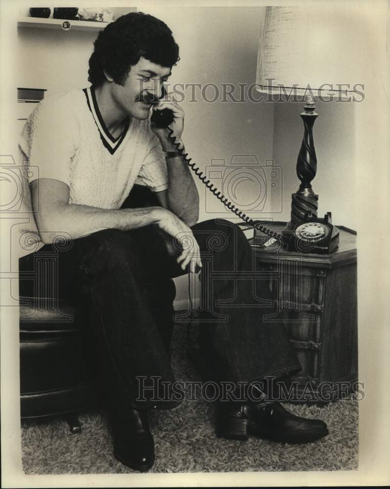 1975 Press Photo San Antonio Spurs Basketball Player Booby Warren at Home- Historic Images