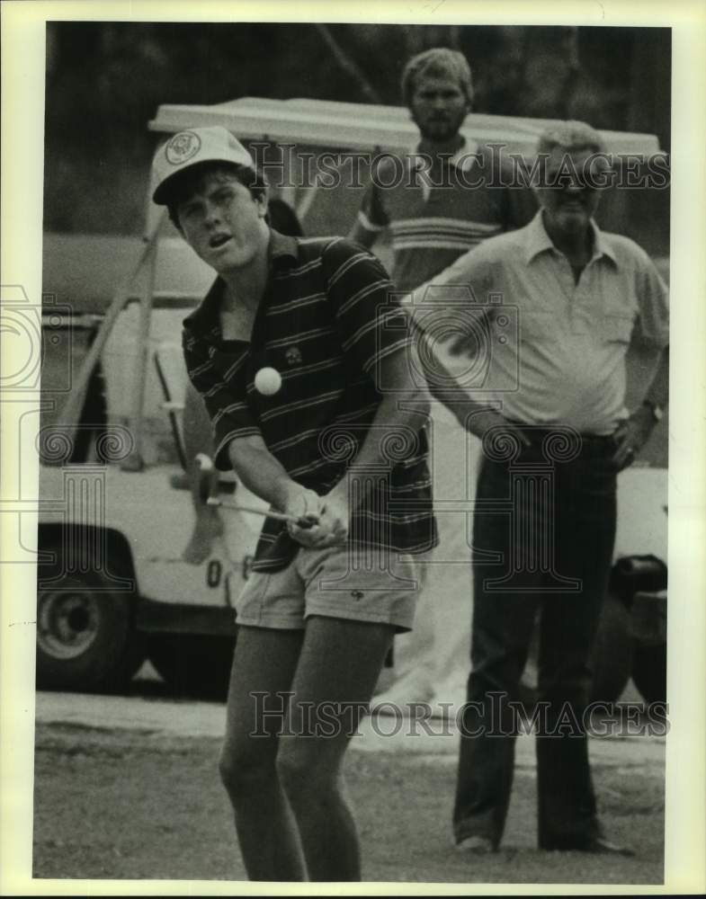 1983 Press Photo Golfer Mike Tucker Hits Golf Ball with 2 Others - sas19928- Historic Images
