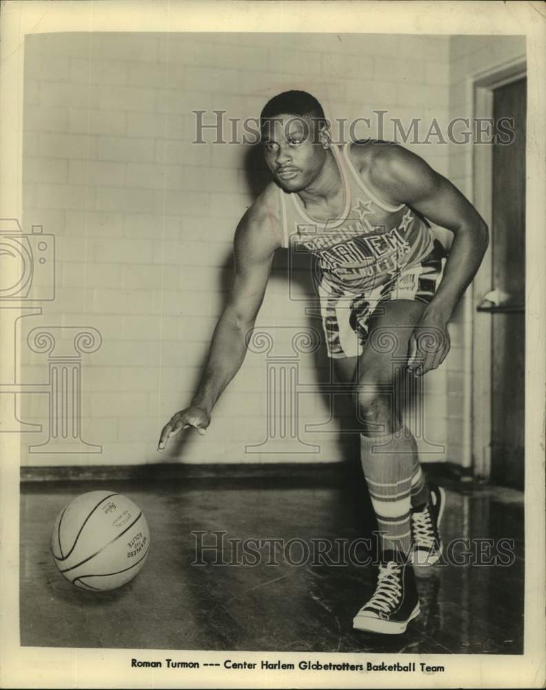 1958 Press Photo Harlem Globetrotters Basketball Team Center Roman Turmon- Historic Images