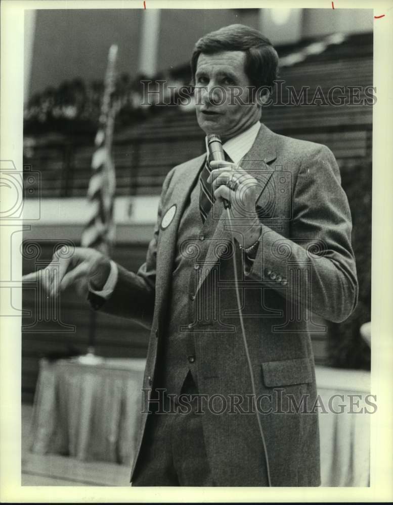 1982 Press Photo National Football League Referee Dr. Jim Tunney Speaks at Rally- Historic Images