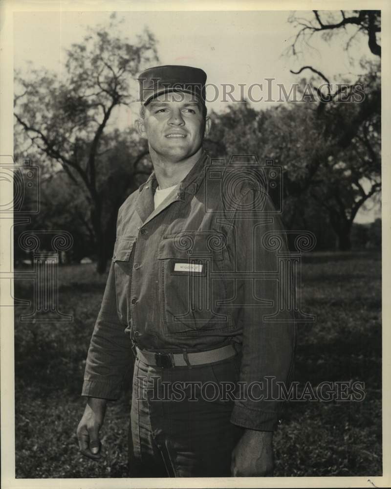1958 Press Photo Football Player & Army Private Paul Wiggin, Army Medical Center- Historic Images